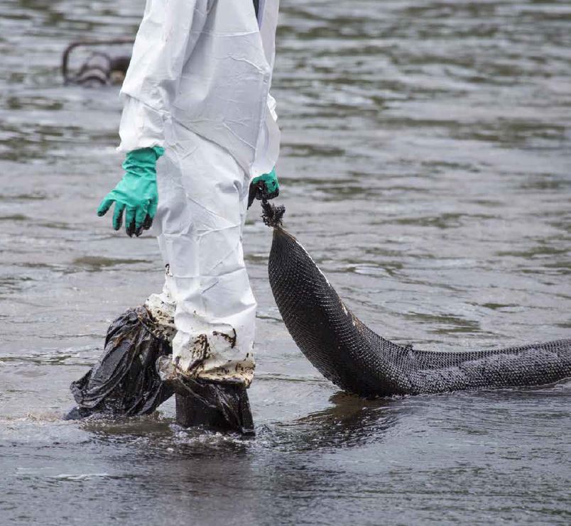 Mogul Canada Marine Skimming Absorbent Booms for oil spills and disasters (barrages flottants absorbants pour l'écrémage des marées noires et des catastrophes)